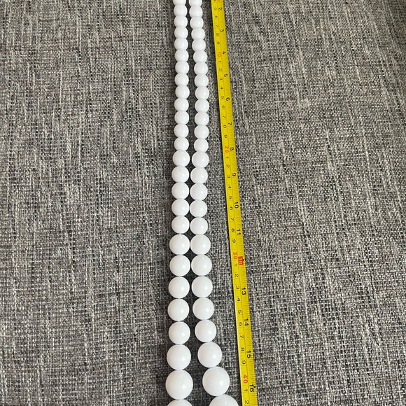 Great white beaded necklace!! - Picture 4 of 4